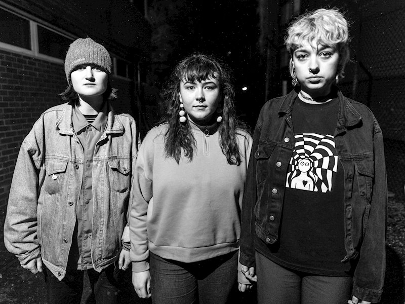 NEWS: Adwaith mark Welsh Language Music Day with the fizzing surf of 'Lan Y Môr' 1