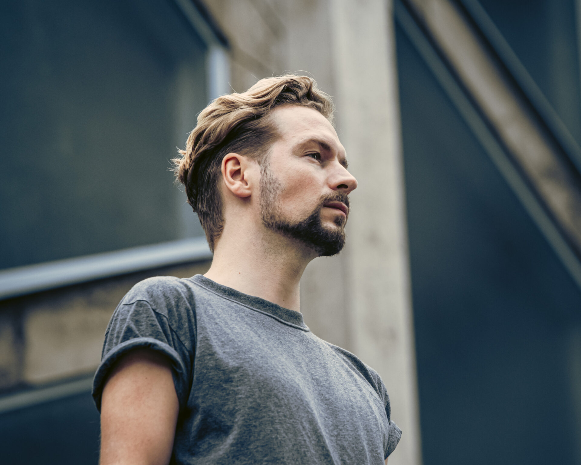 PREMIERE: Felix Rauber - 'AUTSIDER' Music Video