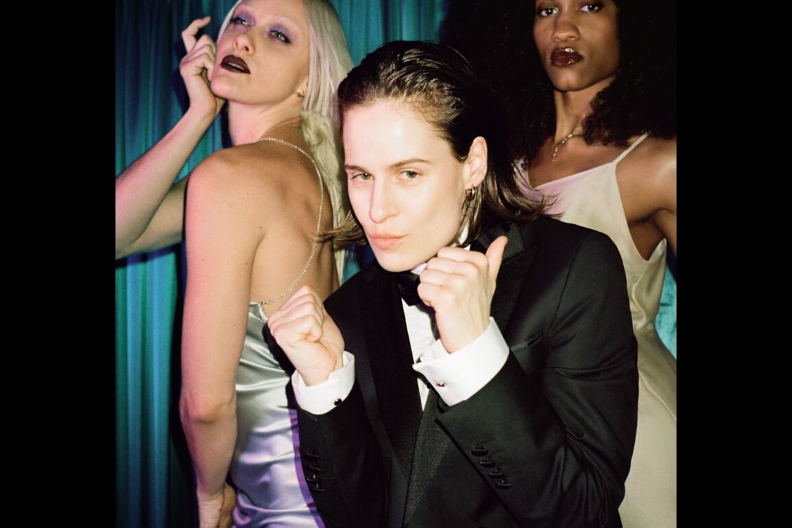 NEWS: Christine and the Queens presents Redcar les adorables étoiles & Shares 'la chanson du chevalier' video 23 NEWS: Christine and the Queens presents Redcar les adorables étoiles & Shares 'la chanson du chevalier' video