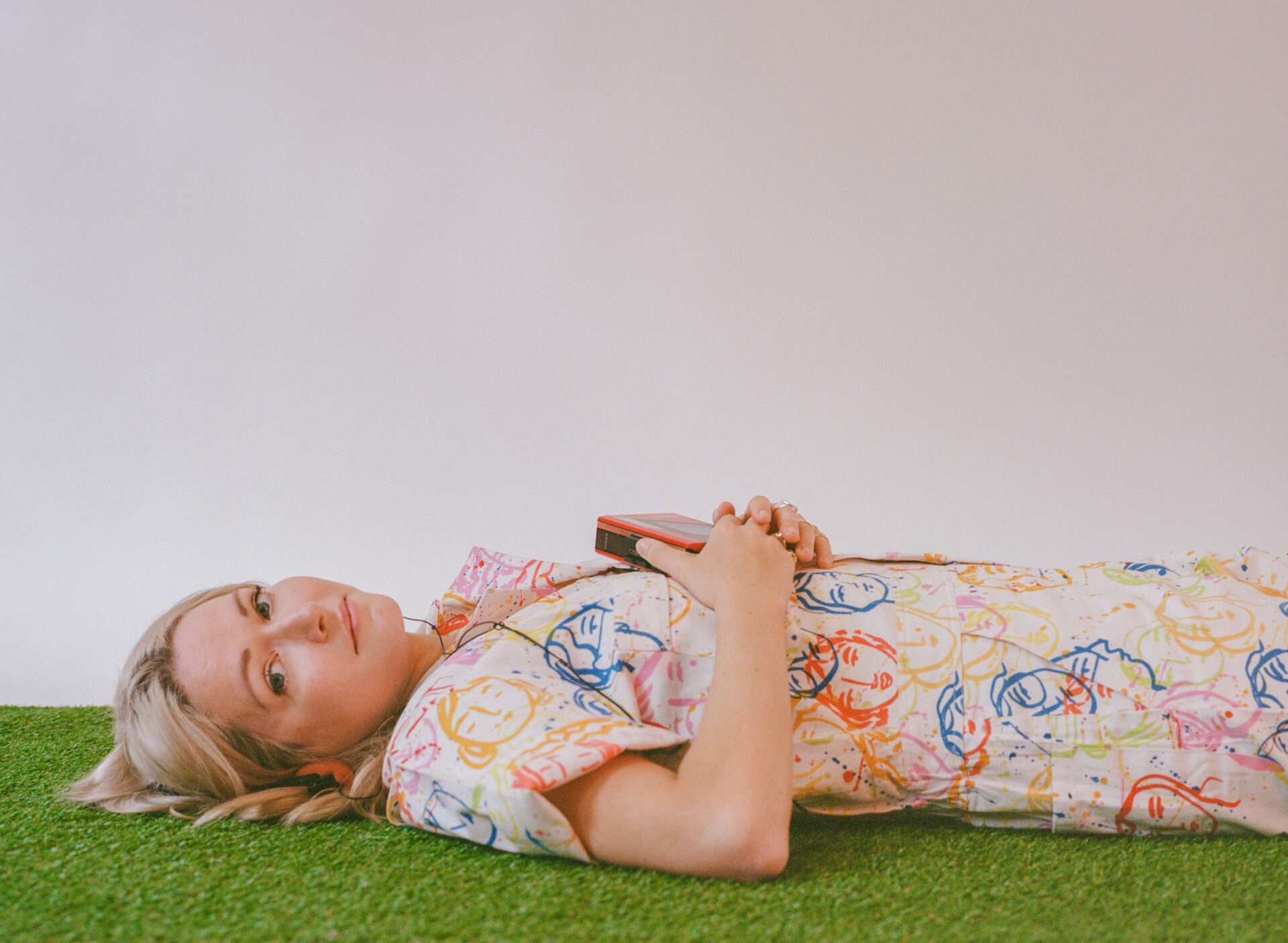 NEWS: Ailbhe Reddy shares new single 'Last to Leave' ahead of 'Endless Affair' album and tour