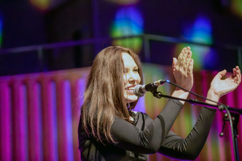 LIVE: Thea Gilmore – Howard Assembly Room, Leeds, 09/02/2024 24 038 Enhanced NR