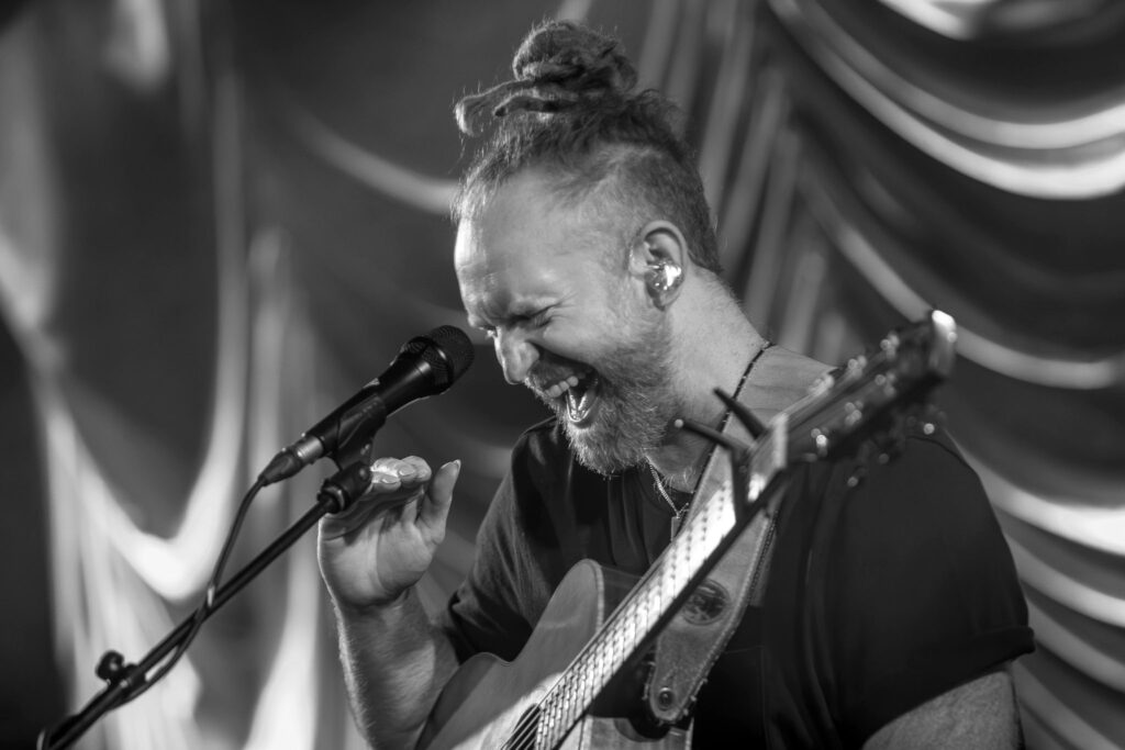 LIVE: Newton Faulkner – Old Woollen, Leeds, 30/04/2024 23 036 Enhanced NR