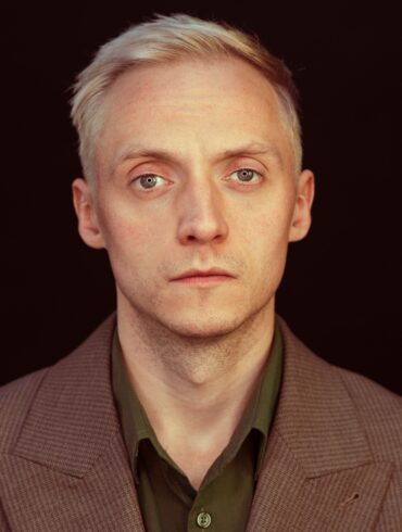 Head shot of singer Hamish Hawk