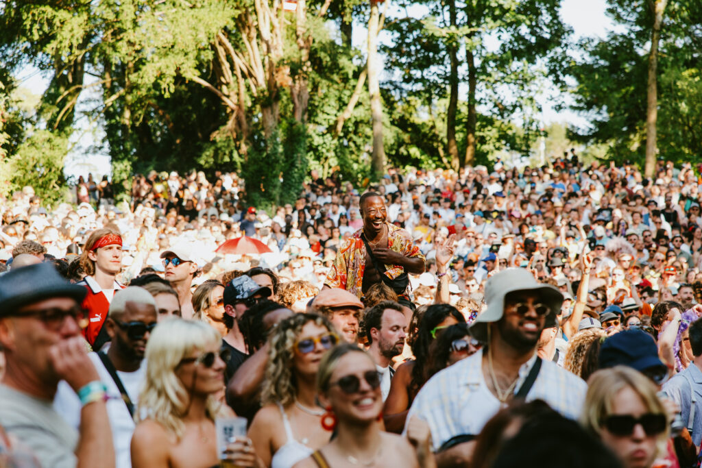 FESTIVAL REPORT: We Out Here Festival 2024 36 Crowd 240816 WEOUTHERE 2024 SiennaLorraineGray @khromacollective 1704