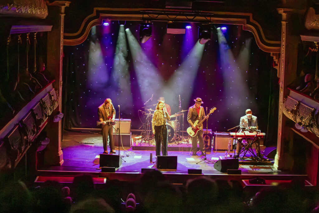 LIVE: The Delines / Peter Bruntnell – City Varieties Music Hall, Leeds, 27/03/2025 23 017 Enhanced NR